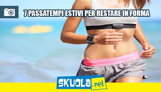 foto di ragazza che corre in spiaggia