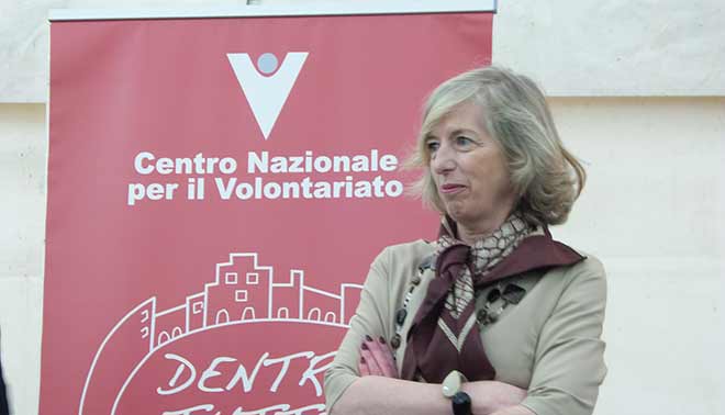 foto di studenti fanno volontariato a scuola