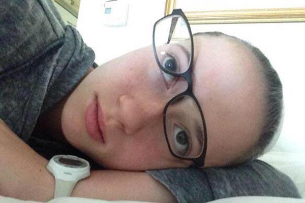 foto di ragazza con occhiali sul divano