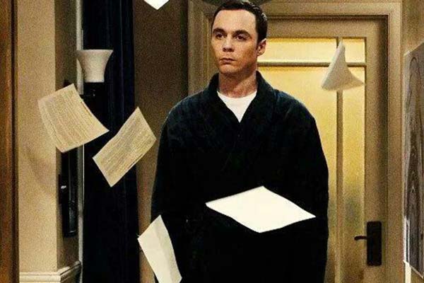  foto di Sheldon Cooper che lancia fogli