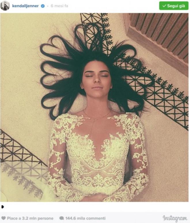  foto Kendal Jenner sdraiata