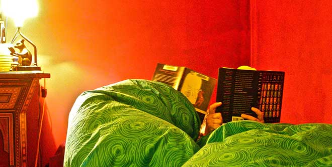 foto di leggere a letto