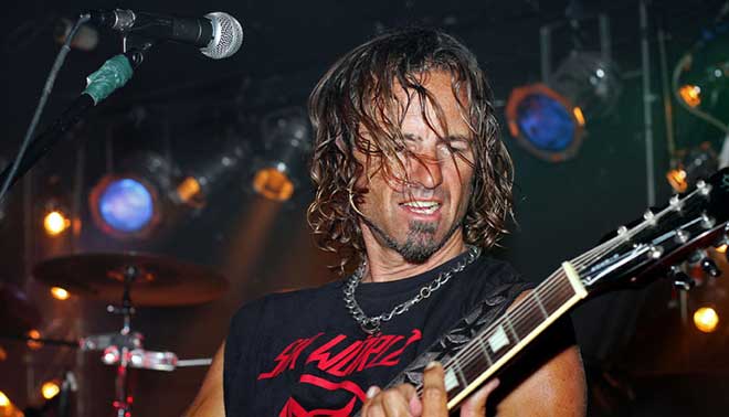  foto di suonare la chitarra