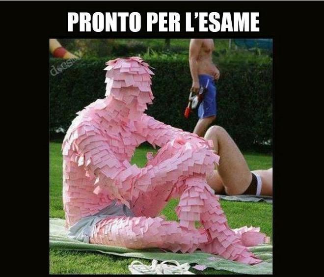 Ragazzo con tutti i bigliettini attaccati addosso
