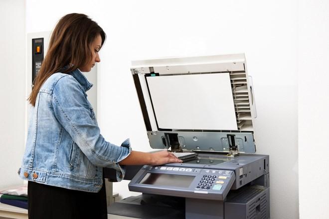 Ragazza fotocopia delle pagine