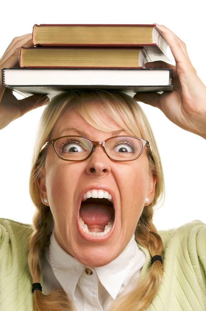 Ragazza urla con libro in testa