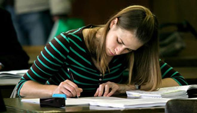 ragazza che studia per il test di medicina