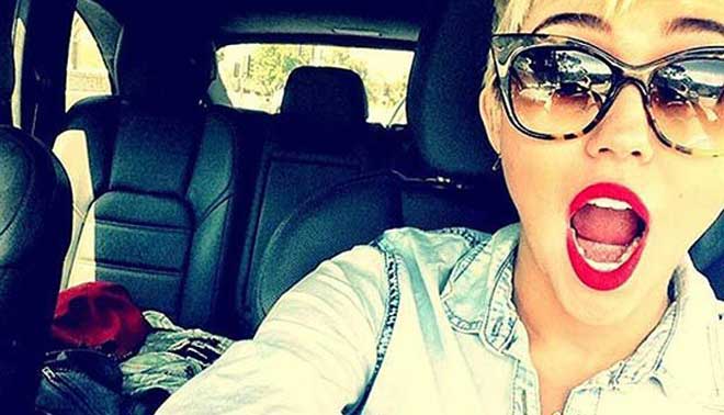 foto di selfie alla guida Miley Cirus