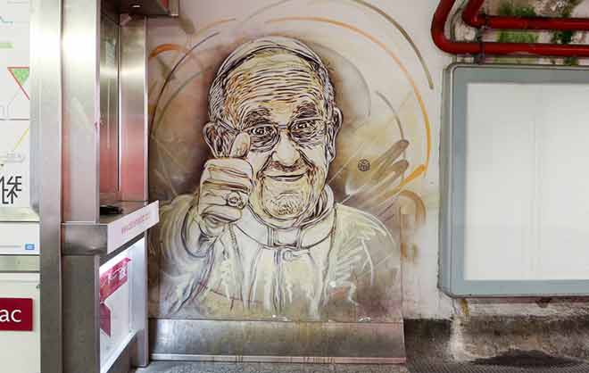 foto di street art papa francesco