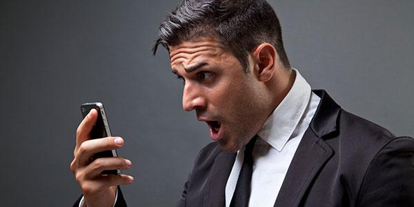 foto di persona sorpresa al telefono