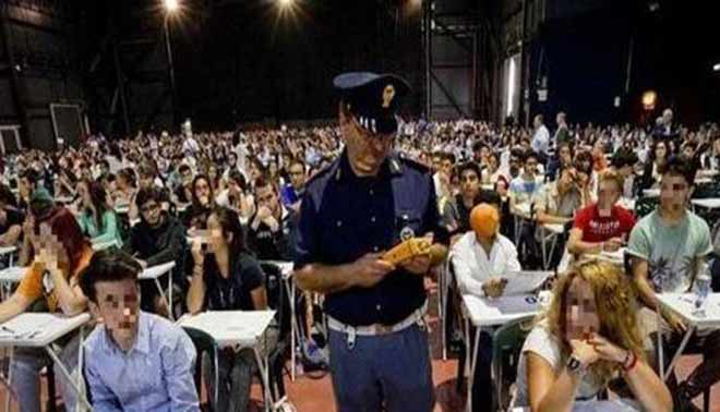 polizia al test medicina di Napoli