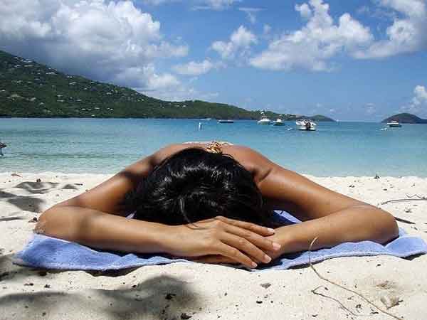 foto di un ragazza che prende il sole al mare
