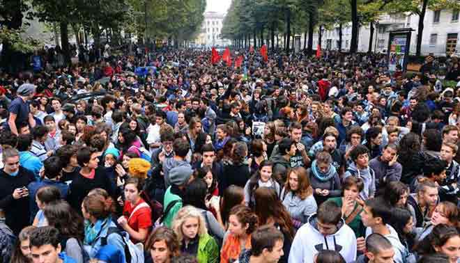 foto di studenti protestano contro la buona scuola il 5 maggio