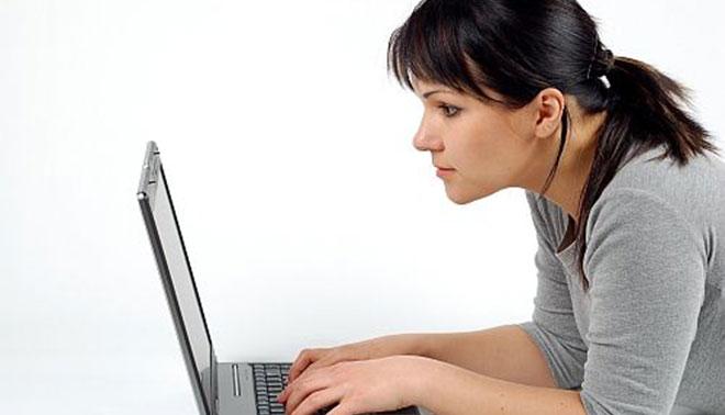  foto di ragazza che guarda computer