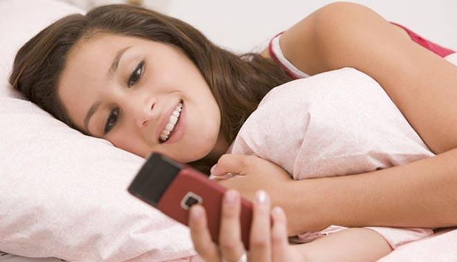  foto di ragazza che guarda il telefono