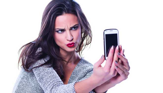  foto di ragazza che si scatta selfie
