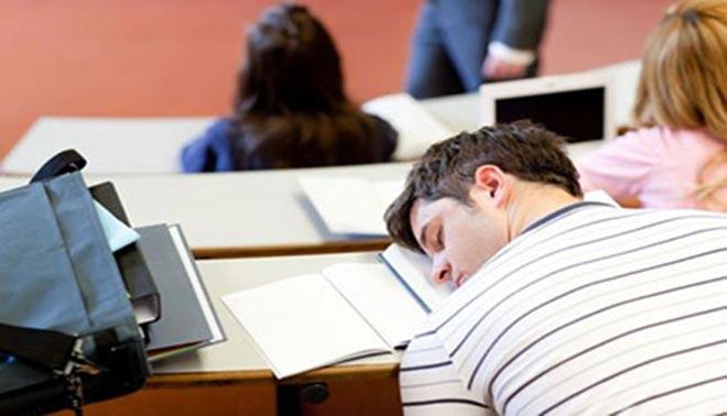 foto di studente addormentato a lezione