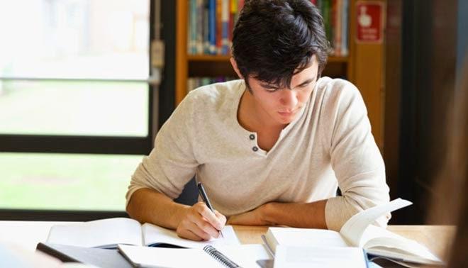 foto di studente che studia