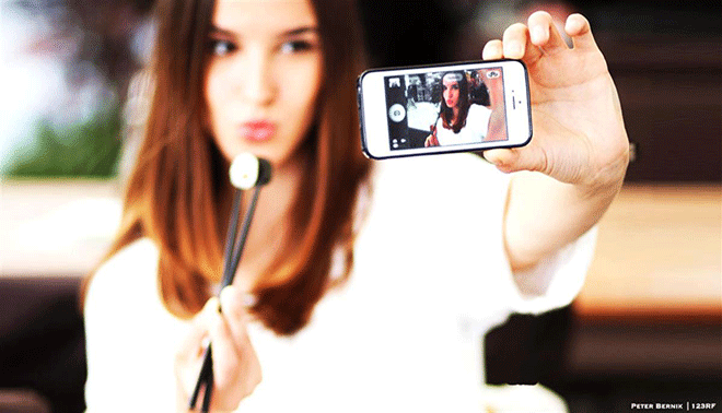 foto di una ragazza che scatta un selfie