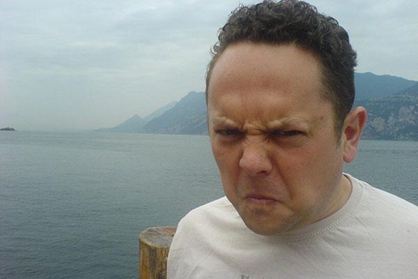 foto di uomo che chiude gli occhi