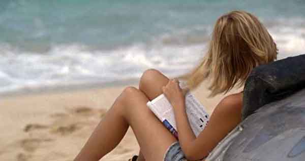 foto di un ragazza che compila la settimana enigmistica