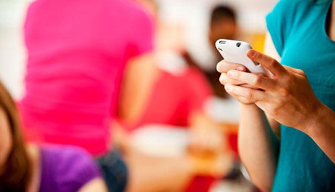 foto di utilizzo smartphone in classe