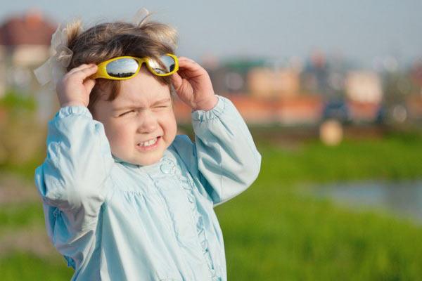 foto di bambino accecato dal sole
