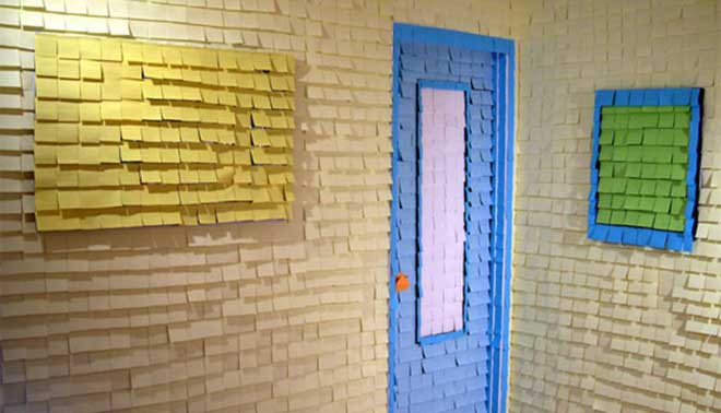  foto di stanza piena di post-it