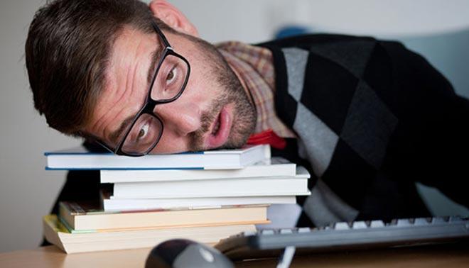 foto di studente stanco sui libri