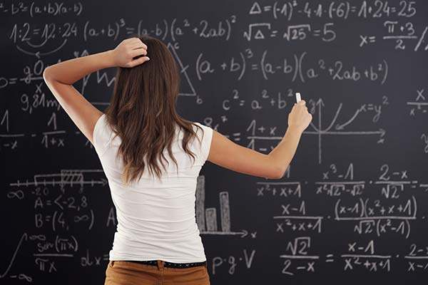  foto di studentessa dubbiosa alla lavagna