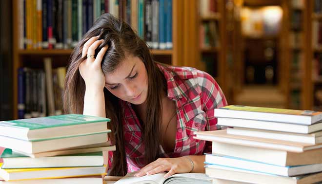 foto di studentessa disperata