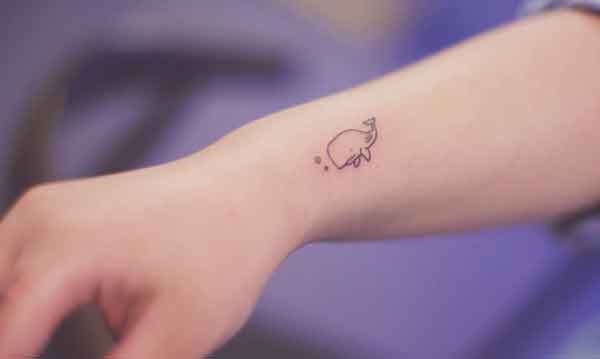foto del tatuaggio con la balena
