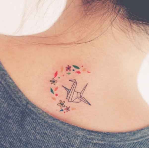 foto del tatuaggio origami sul collo