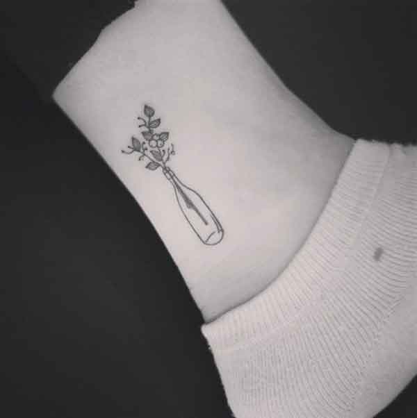 foto del tatuaggio con un mazzo di fiori nel vaso