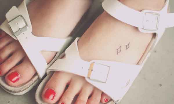 foto del tatuaggio dei rombi sul piede