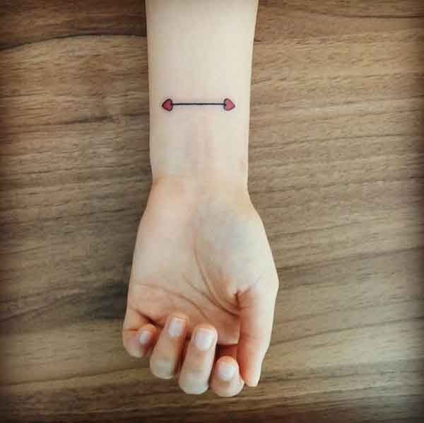 foto del tatuaggio freccia sul polso