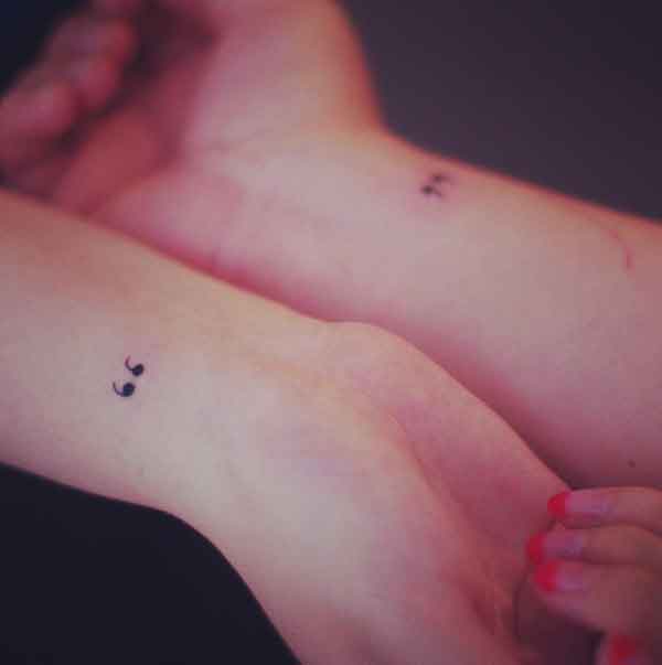 foto del tatuaggio con le virgolette