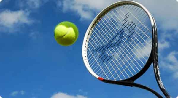 foto di una racchetta e palla da tennis