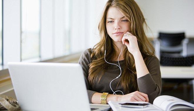  foto di ragazza al computer