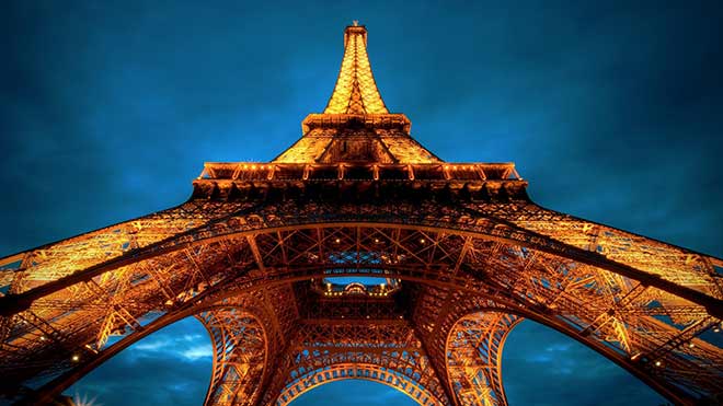 foto di guardare la Tour Eiffel illuminata