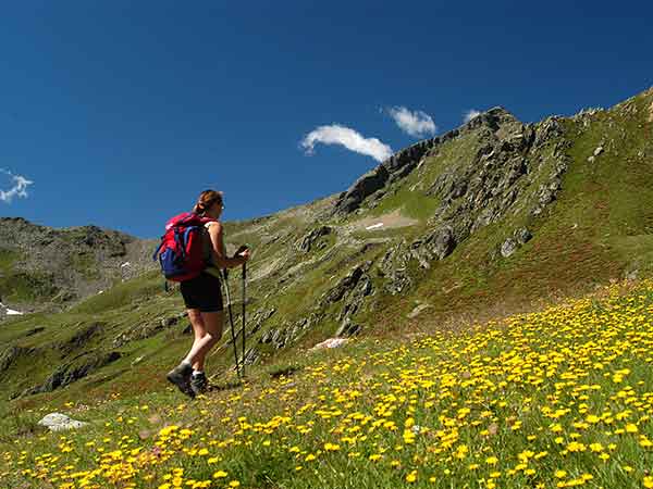 foto di un ragazzo che fa trekking