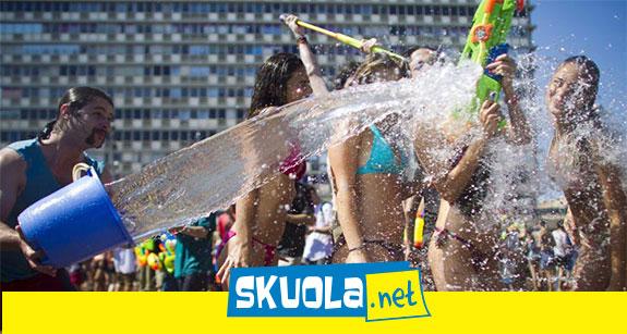 persone che si lanciano secchi d'acqua