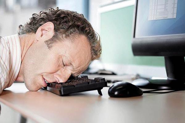  foto di uomo che dorme su computer