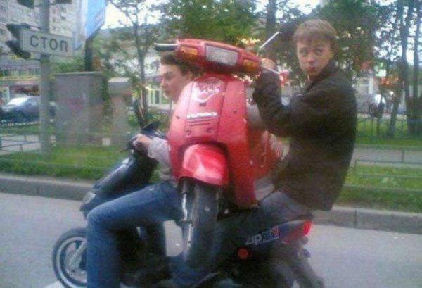 Rischiare la vita trasportando cose e persone: 12 FOTO articolo