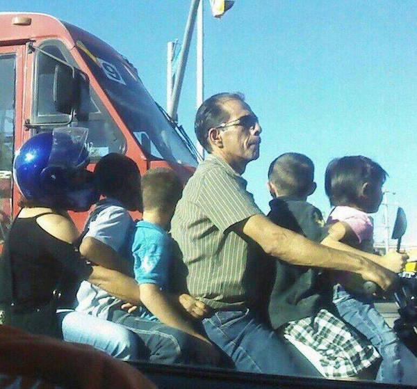 Rischiare la vita trasportando cose e persone: 12 FOTO articolo