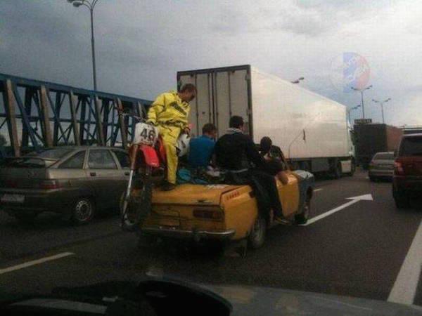 Rischiare la vita trasportando cose e persone: 12 FOTO articolo
