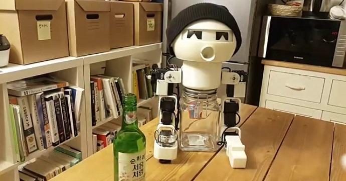 "robot drinky"