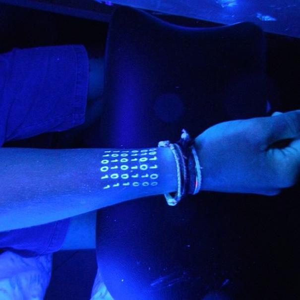 17 tatuaggi che si illuminano di notte articolo