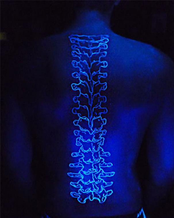 17 tatuaggi che si illuminano di notte articolo