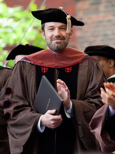 25 Personaggi Famosi che hanno la LAUREA ma tu non lo sai! articolo